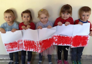 Dzieci prezentują wykonana flage naszego kraju